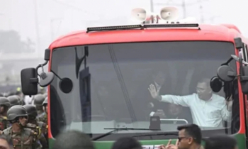 ‘সবার আগে বাংলাদেশ’ লেখা বাসে করে সংবর্ধনা মঞ্চে পৌঁছালেন তারেক