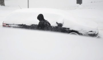 ফিনল্যান্ড: ১.৬ লাখ পরিবার বিদ্যুৎহীন, রানওয়ে থেকে ছিটকে গেছে বিমান