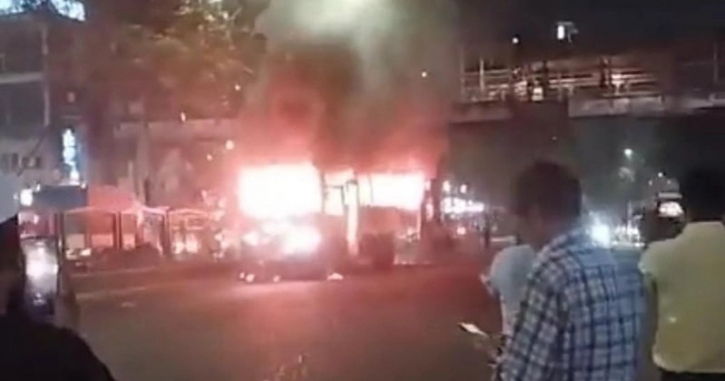 ল্যাবএইড হাসপাতালের সামনে বেসরকারি বিশ্ববিদ্যালয়ের বাসে আগুন