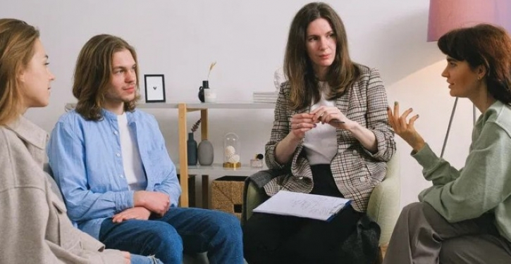 ছুটির দিনে, রাজনৈতিক আলাপে কিভাবে ঐকমত্য খুঁজে পাবেন