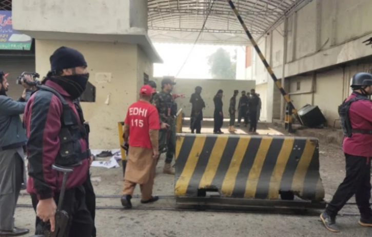 পেশাওয়ার সদর দফতরে আত্মঘাতী হামলায় ৩ নিরাপত্তা কর্মকর্তা নিহত