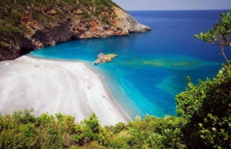 গ্রীসের দ্বিতীয় বৃহত্তম দ্বীপ: মনোমুগ্ধকর সৈকত, নীরবতার আকর্ষণ