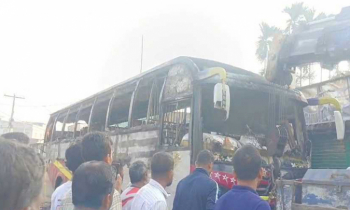 ময়মনসিংহে বাসে দুর্বৃত্তদের আগুন, পুড়ে মারা গেলেন চালক