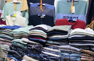 ফুটপাত থেকে শপিং মল রাজধানীতে জমজমাট শীতের পোশাকের বাজার