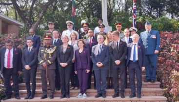 ময়নামতি ওয়ার সিমেট্রিতে নিহত সৈনিকদের সমাধিতে কূটনীতিকদের শ্রদ্ধা