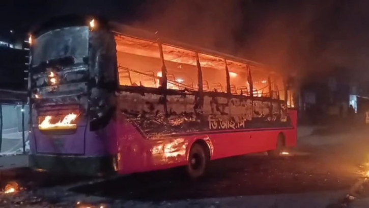 ’ঢাকা লকডাউন’ ঘিরে ককটেল বিস্ফোরণ, বাসে আগুন, জনদুর্ভোগ