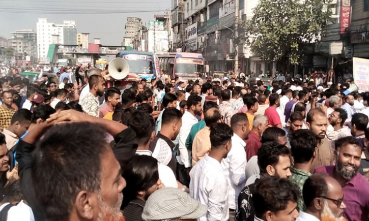 গাজীপুর-৬ আসন বহালের দাবি‌তে ঢাকা-ময়মন‌সিংহ মহাসড়ক অব‌রোধ
