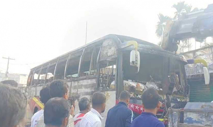 ময়মনসিংহে বাসে দুর্বৃত্তদের আগুন, পুড়ে মারা গেলেন চালক