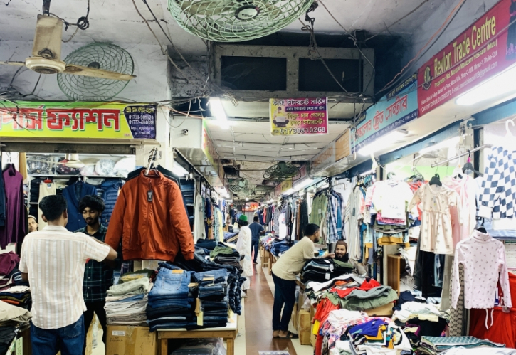 সাশ্রয়ী মূল্যে ব্র্যান্ড পোশাকের ভান্ডার মিরপুর-১ এর কলেজ মার্কেট