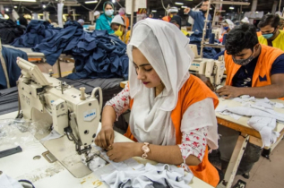 দেশের ৭৮ শতাংশ পোশাক শ্রমিক পর্যাপ্ত খাদ্য জোগাতে পারেন না