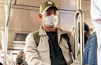 হলিউডের নামকরা তারকা টম হ্যাঙ্কস ছদ্মবেশে নিউ ইয়র্ক সাবওয়েতে!