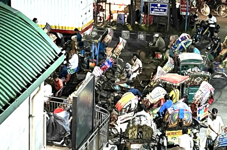 নিয়মের তোয়াক্কা নেই, বেপরোয়া অটো রিক্সার দখলে ঢাকার সড়ক