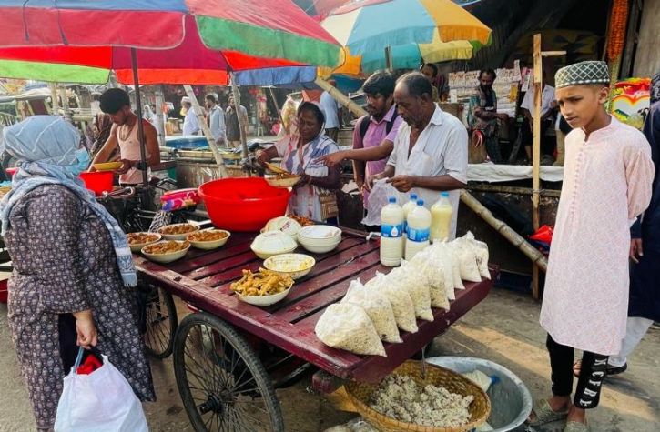 কম টাকায় বিয়ে বাড়ির খাবার বিক্রি করে ফরিদা স্বাবলম্বী