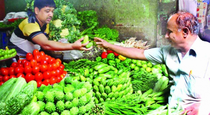 ঢাকায় সবজির দাম এখনো বেশি, ক্রেতারা বাধ্য হয়ে কম কিনছেন