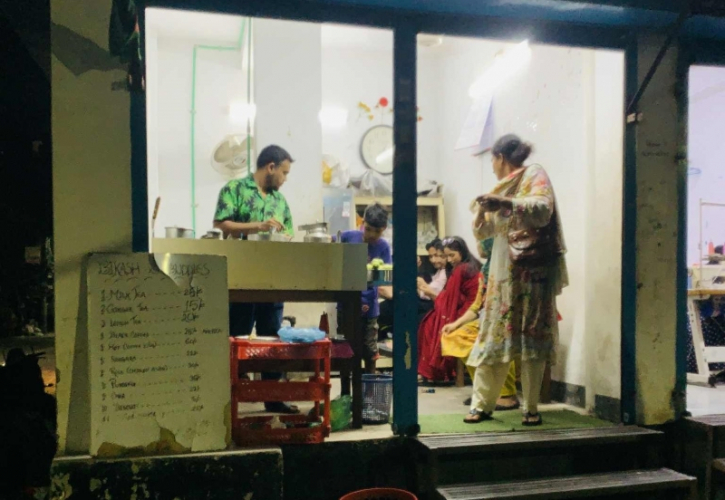মিরপুরের চা স্টলে মাসিক আয় এক লাখ টাকা