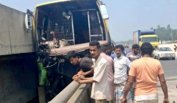 সিরাজগঞ্জে বাসের চাকা ফেটে দুর্ঘটনা, চালক-হেলপারসহ নিহত তিন