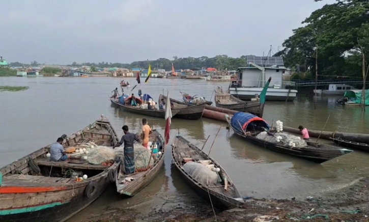 ইলিশ উৎপাদন বাড়াতে আগামী দুই মাস নদীতে মাছ ধরা নিষিদ্ধ