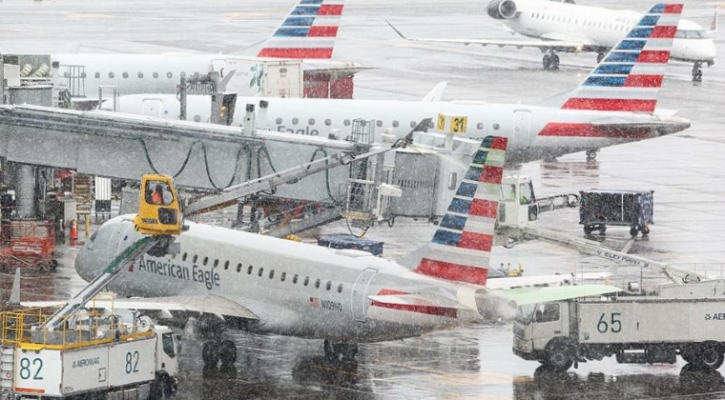 যুক্তরাষ্ট্রের পূর্ব উপকূলে রেকর্ড তুষারপাত: ৫,০০০-এর বেশি ফ্লাইট বাতিল