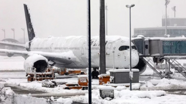 তুষার ঝড়ে বিমান চলাচলে বিভ্রাট, ৬ লাখ মানুষ বিদ্যুৎহীন