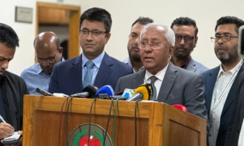 কেন্দ্রে মোবাইল ব্যবহারে বাধা না থাকলেও গোপন কক্ষে নিষিদ্ধ : ইসি