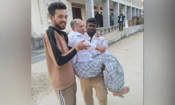 ছেলের কোলে চড়ে ভোট দিলেন বাবা