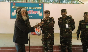 লংগদুতে অসহায়দের মধ্যে সেনাবাহিনীর ইফতার সামগ্রী বিতরণ