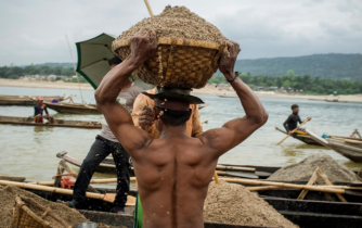 অবৈধ বালু উত্তোলনের দায়ে জাফলংয়ে ৯ জন আটক