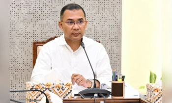 নিজ কার্যালয়ের কর্মকর্তা-কর্মচারীদের সঙ্গে প্রধানমন্ত্রীর মতবিনিময়