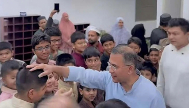 জুমার নামাজের পর শিশুদের সঙ্গে প্রধানমন্ত্রীর কুশল বিনিময়