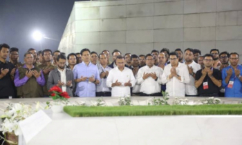 মা-বাবার কবর জিয়ারতের মাধ্যমে নির্বাচনি প্রচারণা শেষ করলেন তারেক রহমান