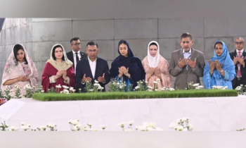 বাবা-মায়ের কবর জিয়ারত করলেন প্রধানমন্ত্রী তারেক রহমান