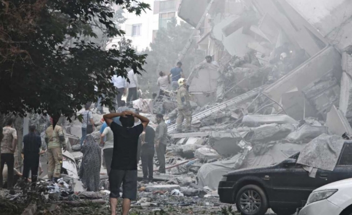 যুক্তরাষ্ট্র ও ইসরাইলের হামলায় কাঁপছে ইরান