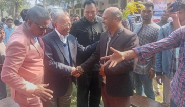 ভোটারদের দ্বারে দ্বারে ছুটছেন আবদুল আউয়াল মিন্টু