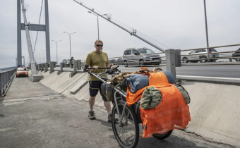 হাঁটছেন তিনি ২৭ বছর ধরে