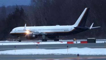 যুক্তরাষ্ট্রের হাতে আটক হওয়ার পর মাদুরো নিউইয়র্কে পৌঁছেছেন