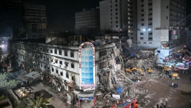 পাকিস্তানে শপিংমল অগ্নিকাণ্ডে মৃতের সংখ্যা বেড়ে ৫৫