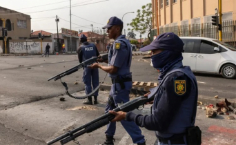 দক্ষিণ আফ্রিকার উপশহরে গুলিতে নিহত ৭