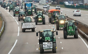মুক্ত বাণিজ্য চুক্তির প্রতিবাদে প্যারিসে কৃষকদের রাস্তা অবরোধ