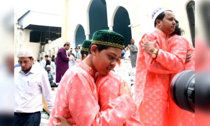 ধর্মীয় ভাবগাম্ভীর্য ও উৎসবের মধ্যদিয়ে পবিত্র ঈদুল ফিতর উদযাপিত