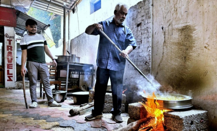 গ্যাসের উচ্চমূল্যে দিল্লীতে বাড়ছে কাঠ ও কয়লার ব্যবহার