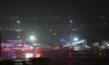 নিউ ইয়র্কের লাগুর্ডিয়ায় উড়োজাহাজ এবং পোর্ট অথরিটির গাড়ির সংঘর্ষে ২ জন নিহত