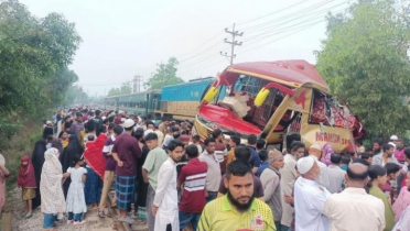 কুমিল্লায় বাস-ট্রেন সংঘর্ষে নিহতদের পরিবারকে ২৫ হাজার টাকা সহায়তা