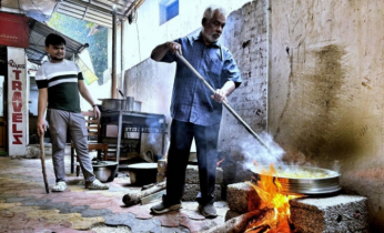 গ্যাসের উচ্চমূল্যে দিল্লীতে বাড়ছে কাঠ ও কয়লার ব্যবহার