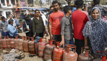 ভারতে জ্বালানি সংকটে কনের বাবা গ্যাসের লাইনে