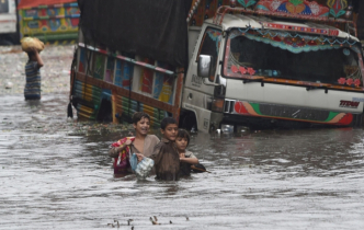 করাচিতে ভারী বর্ষণ ও ঝোড়ো হাওয়ায় অন্তত ১৫ জন নিহত