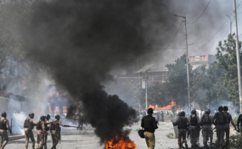 পাকিস্তানে ভয়াবহ বিক্ষোভের জেরে কারফিউ জারি
